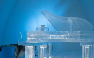 بيانو من الجليد وغرف متجمدة..  تحف من الثلج داخل فندق السويد الساحر (فيديو)