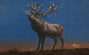 هل عاد بانكسي بعمل جديد؟ غزال الميلاد المضيء يثير الجدل في لندن