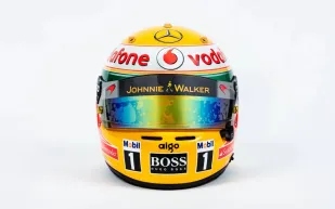 قطعة من التاريخ.. خوذة لويس هاميلتون الأصلية للبيع في مزاد عالمي