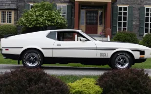 سيارة فورد موستانج ماك 1 موديل 1971 تُعرض للبيع في مزاد علني