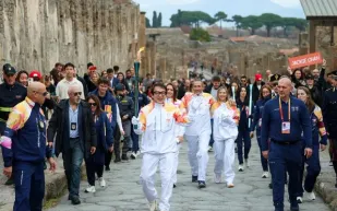 جاكي شان يحمل شعلة أولمبياد 2026 في بومبي.. شاهد الفيديو