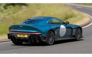 سيارة من 110 فقط في العالم.. غوردون رامزي يقود تحفة أستون مارتن النادرة (فيديو)