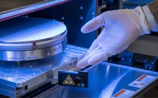 شريحة جديدة  ثلاثية الأبعاد تحدث ثورة في أداء الذكاء الاصطناعي