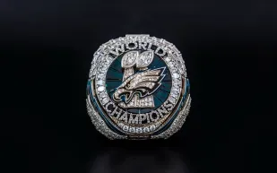 خاتم سوبر بول نادر للاعب لم يشارك في المباريات يُباع بسعر مذهل في مزاد!