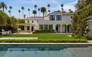 صفقة نادرة في بيفرلي هيلز: قصر براين غولدنر يُباع بأقل من قيمته بـ8 ملايين دولار