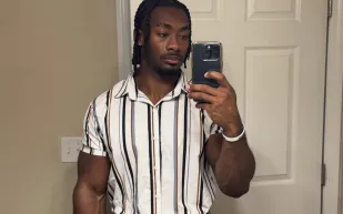 براين ويليامز يسجل رقمًا قياسيًا عالميًا في القفز العمودي من وضعية الجلوس! (فيديو)