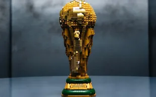 فيفا تمنح الجماهير تجربة فريدة.. بناء الكأس الذهبية من 2800 قطعة إبداعية