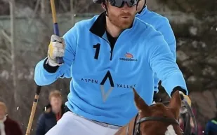 الأمير هاري يستعرض مهاراته في البولو وسط أجواء كولورادو الثلجية (فيديو)