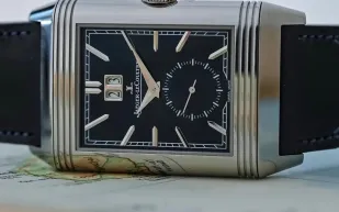 راسل كرو يتألق بساعة Reverso DuoFace الجديدة.. فكم بلغ سعرها؟