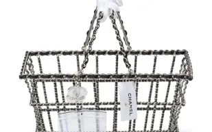 حقيبة شانيل على شكل سلة تسوق تحطم الرقم القياسي.. كم بلغ سعرها؟