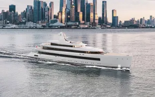 Etherea من فيدشيب… يخت سوبر فاخر بهندسة زجاجية شفافة وإقامة دائمة