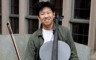 طالب أمريكي يبتكر نسخة حديثة من التشيلو بتقنية الطباعة ثلاثية الأبعاد