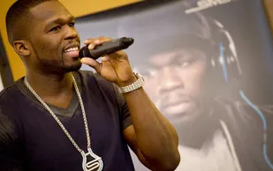 بعد تصدر عمله المشاهدات عالميًا… فيفتي سنت يخلّد نجاحه بساعة نادرة