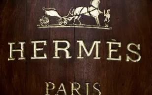 وريث هيرمس يتحدى الملياردير على خلفية أسهم مفقودة.. ما القصّة؟