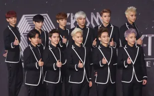 ألبوم "REVERX" يعيد فرقة EXO إلى الساحة الكورية بانطلاقة قوية في 2026