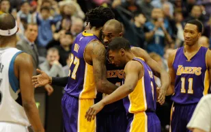 بيع بطاقة كوبي-مايكل جوردان المزدوجة بشعار لوجومان بمبلغ هائل في مزاد علني