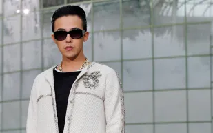 جي دراغون في MAMA 2025: أداء مثير للجدل وتضامن مع ضحايا حريق هونغ كونغ (فيديو)