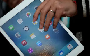 تسريبات تكشف عن تقنيات مبتكرة: هل تستعد آبل لإطلاق شاشة احترافية مختلفة؟