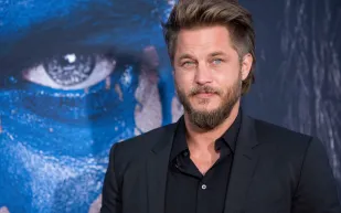 بطل مسلسل Vikings يتألق بالزي السعودي في صحراء حائل (فيديو)