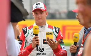 بعد أكثر من عقدين.. شوماخر يعترف بندمه على حادث فيلنوف الشهير!