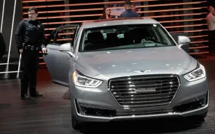 شركة جينيسيس تسحب عدد من سياراتها بسبب طلاء فضي.. ما السر؟