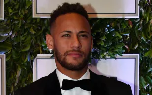 هل خدع جيرارد بيكيه جماهير برشلونة بهذه الصورة مع نيمار؟ دينيس سواريز يكشف