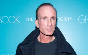 وفاة مفاجئة في قلب منزله.. بيتر غرين يرحل عن عمر 60