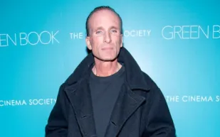 رحيل الممثل بيتر غرين عن 60 عامًا: مسيرة فنية متألقة وحياة مالية متواضعة