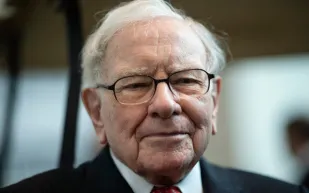  الأسهم بدلاً من الهدايا.. كيف علّم وارن بافيت أبنائه الاستثمار والادخار؟