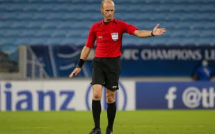 الأردني أدهم المخادمة يدير مباراة السعودية وعُمان في كأس العرب 2025.. فمن هو؟