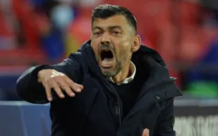 قبل موقعة الشباب.. مدرب الاتحاد يكشف جاهزية بنزيما وتفاصيل إصابات الفريق