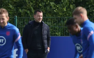 أسطورة تشيلسي يعود للمستطيل الأخضر من بوابة التدريب