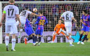 فرانكفورت ينهار دفاعياً وهجومياً.. هل ينجو أمام برشلونة؟