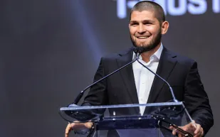 حبيب نورمحمدوف يتألق بساعة "أوديمار بيغيه رويال أوك" في دبي