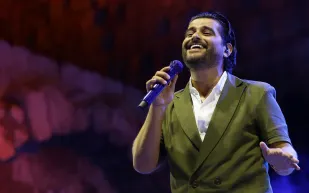 ناصيف زيتون يكشف لـ"الرجل" عن عادته "الطريفة" قبل تصوير "ذا فويس" (فيديو)