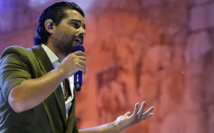 ناصيف زيتون يبكي على الهواء ويشارك تفاصيل من حياته الشخصية (فيديو)