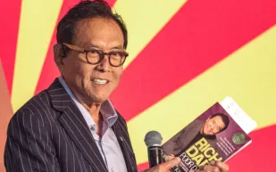 كيوساكي يتنبأ بارتفاع الذهب والبتكوين.. ويحذر من تجاهل التاريخ المالي