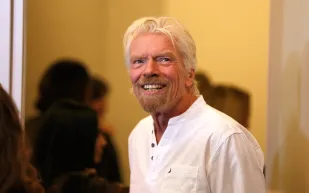 بعد مسيرة حب استمرت 36 عامًا.. ريتشارد برانسون ينعى زوجته بكلمات مؤثرة