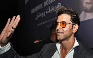 هريثيك روشان يرقص مع ابنيه ويخطف الأنظار خلال زفاف عائلي (فيديو)