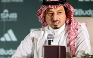 رئيس الاتحاد السعودي يشارك المشجعين حماسهم قبل مواجهة الأردن في كأس العرب (فيديو)