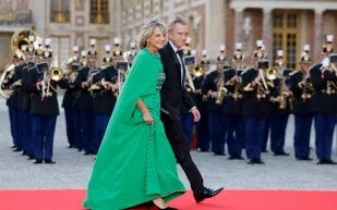 لحظة فنية مميزة تجمع هيلين ميرسي-أرنو وجيمس بحفل في باريس (فيديو) 