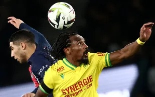 أندرتيكر على أرض الملعب؟ صامويل موتوسامي يفاجئ الجميع بحركة لا تُصدق (فيديو)