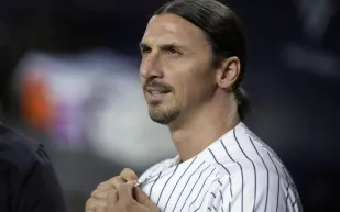 زلاتان إبراهيموفيتش يستعرض مهاراته الكروية على الشاطئ (فيديو)