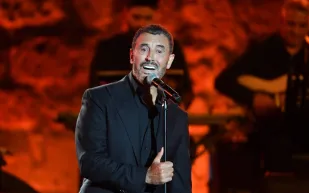 كاظم الساهر بين الجماهير بملعب مباراة العراق والأردن (فيديو)