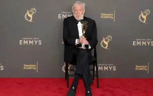 في عيد ميلاده المائة.. كم تبلغ ثروة ديك فان دايك؟