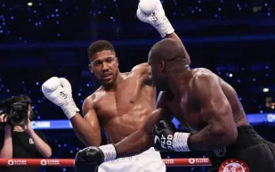 أنتوني جوشوا يُسقط جيك بول بالضربة القاضية (فيديو)