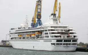 سفينة فاخرة للإقامة الدائمة على متن البحر