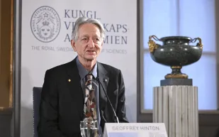 "الأب الروحي للذكاء الاصطناعي" يتوقع فوز غوغل القريب على أوبن أيه آي﻿ ﻿في سباق الذكاء الاصطناعي