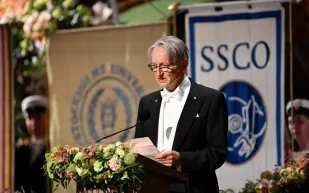 عراب الذكاء الاصطناعي جيفري هينتون يوجه رسالة هامة للشباب.. ماذا قال؟