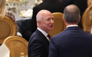 جيف بيزوس وبلو أوريغين يقودان سباق الذكاء الاصطناعي الفضائي